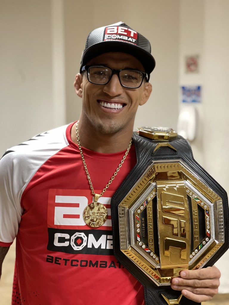 Portrait de Charles Oliveira, combattant de MMA