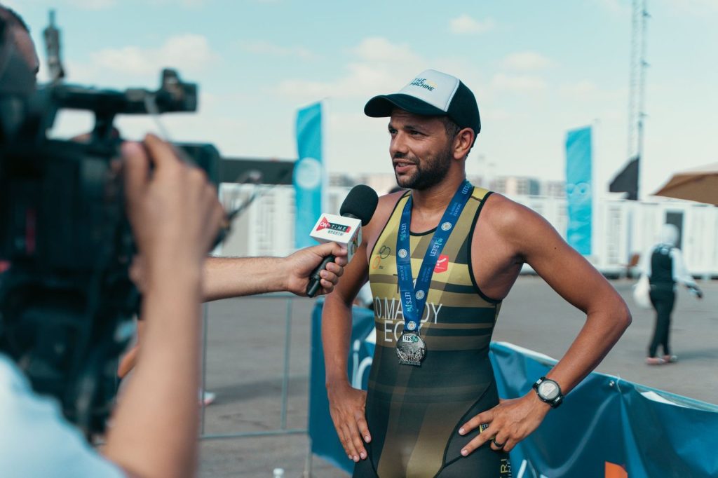 Illustration : journaliste sportif au micro