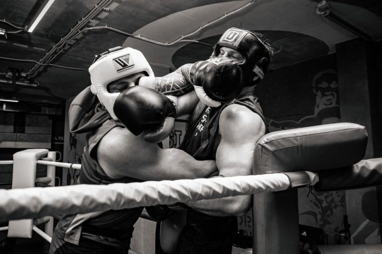 Sparring avec casques d'entraînement