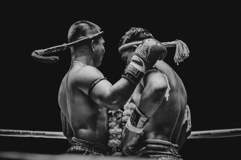 Deux combattants au clinch en muay-thaï