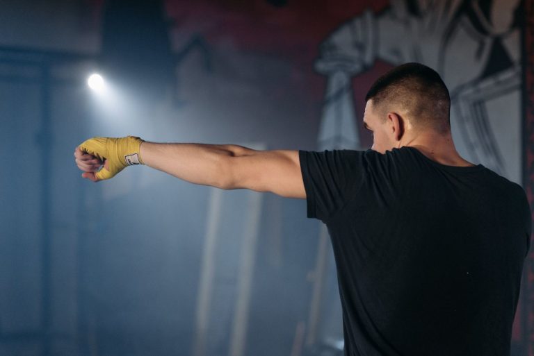 Boxeur qui lance un jab à l'entraînement
