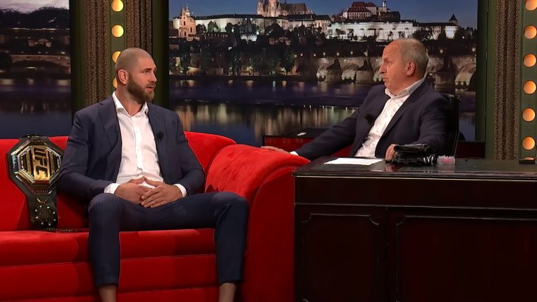 Jiří Procházka avec la ceinture UFC des mi-lourds en 2022