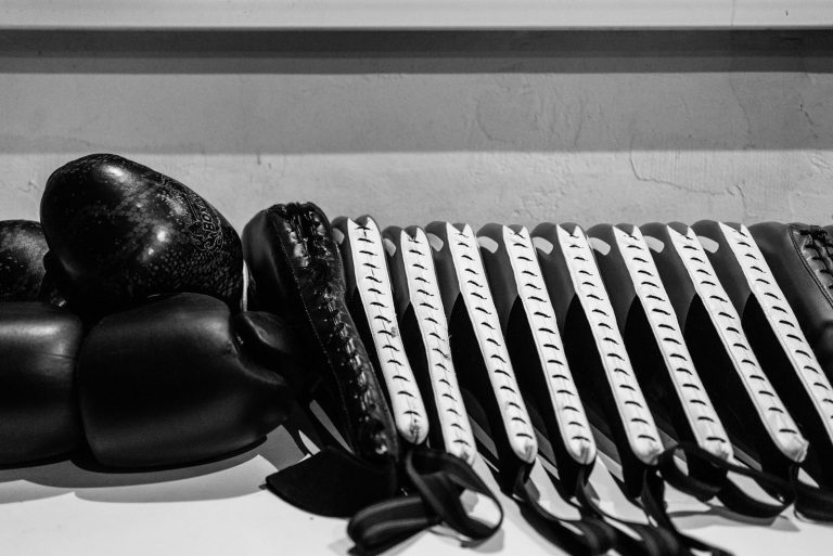 Gants et protections de sports de combat alignés
