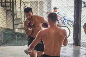 Deux combattants de MMA face à face dans une cage