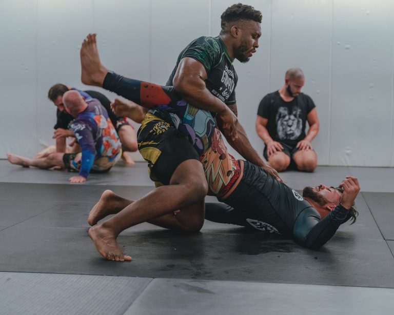 Séance de grappling no-gi sur tapis