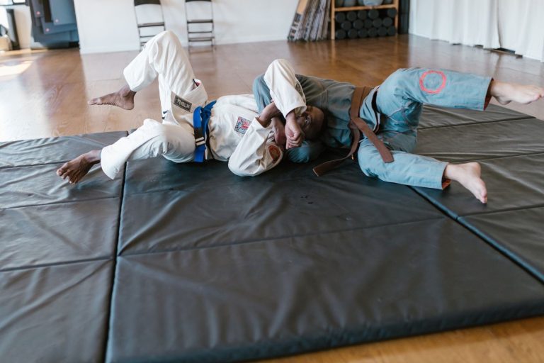 Travail au sol sur tapis de grappling