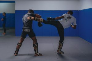 Coup de pied de poussée en muay-thaï