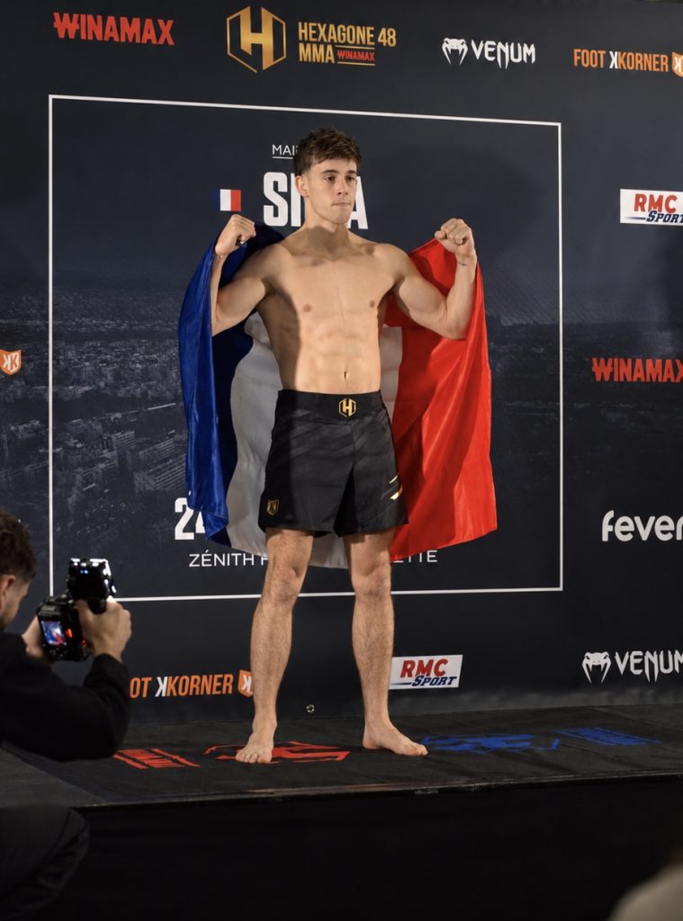 Paul Dena drapé du drapeau français à la pesée de l'Hexagone MMA 48