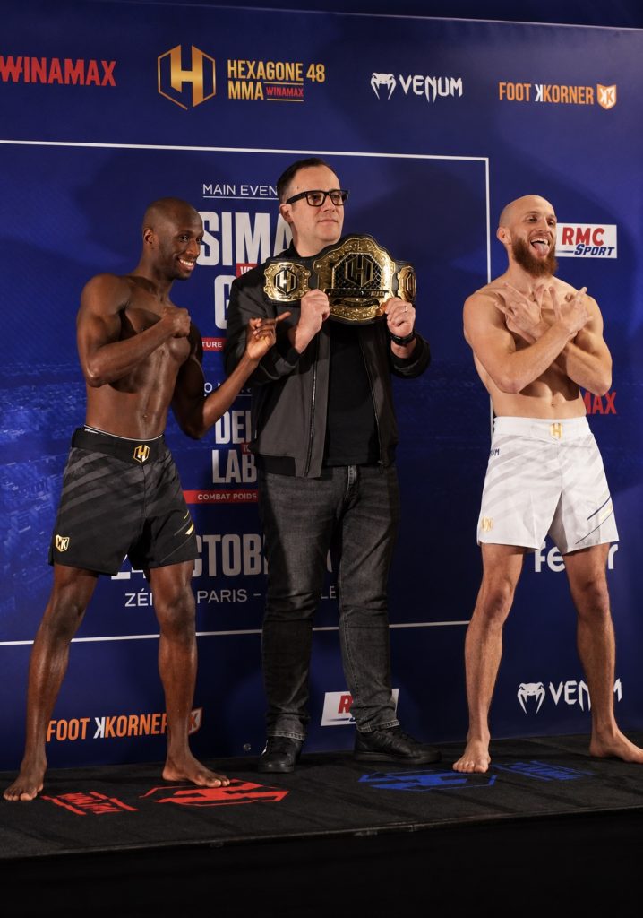 Samba Sima et Léopold Goi à la pesée de l'Hexagone MMA 48 avec la ceinture des -57 kg