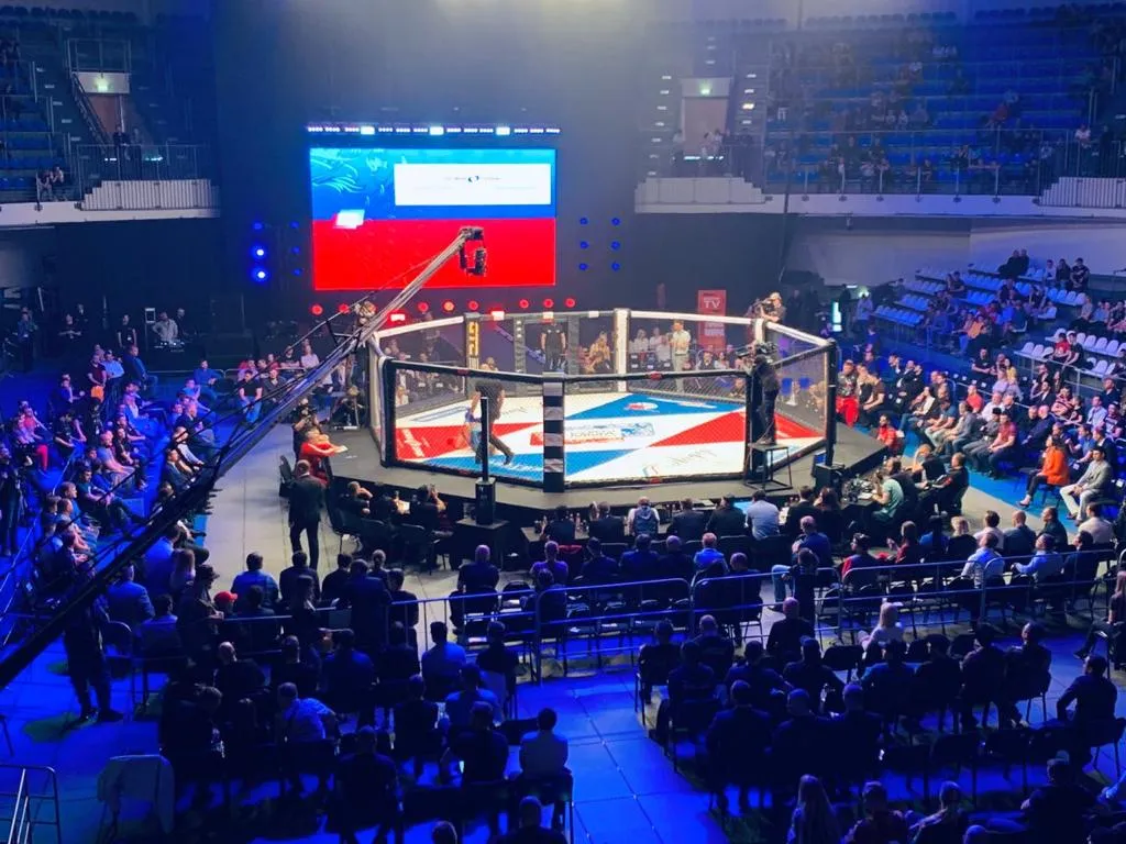 Octogone de compétition sur podium dans une salle de tournoi